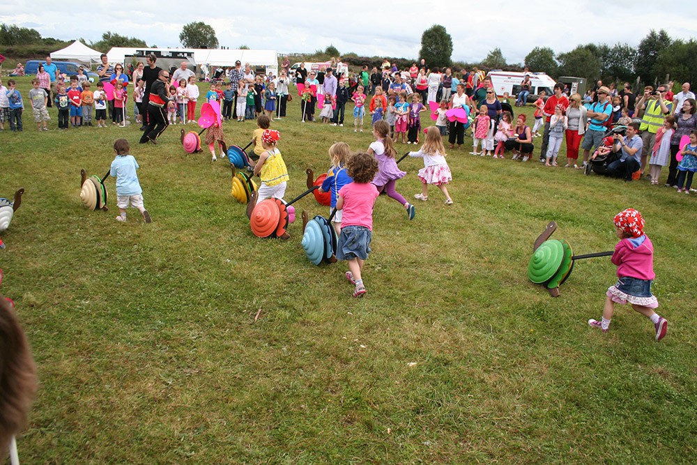 Children-racing-snails---Community-Benefit